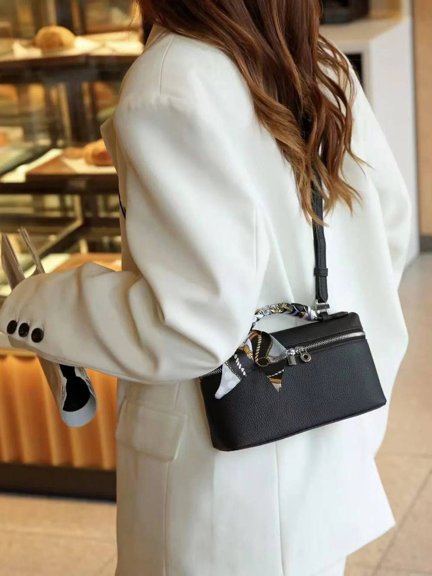 ew genuine leather LP19 mobile phone handbag for women. Exclusive to women, with a luxurious design and compact and exquisite ap