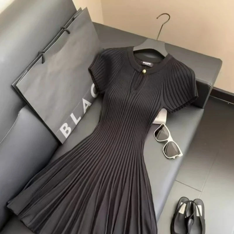New Black Knitted Dress Fashionable Elegant Style Exuding A Goddess-like Charm Slimming Form-fitting Dress with A Cinched Waist