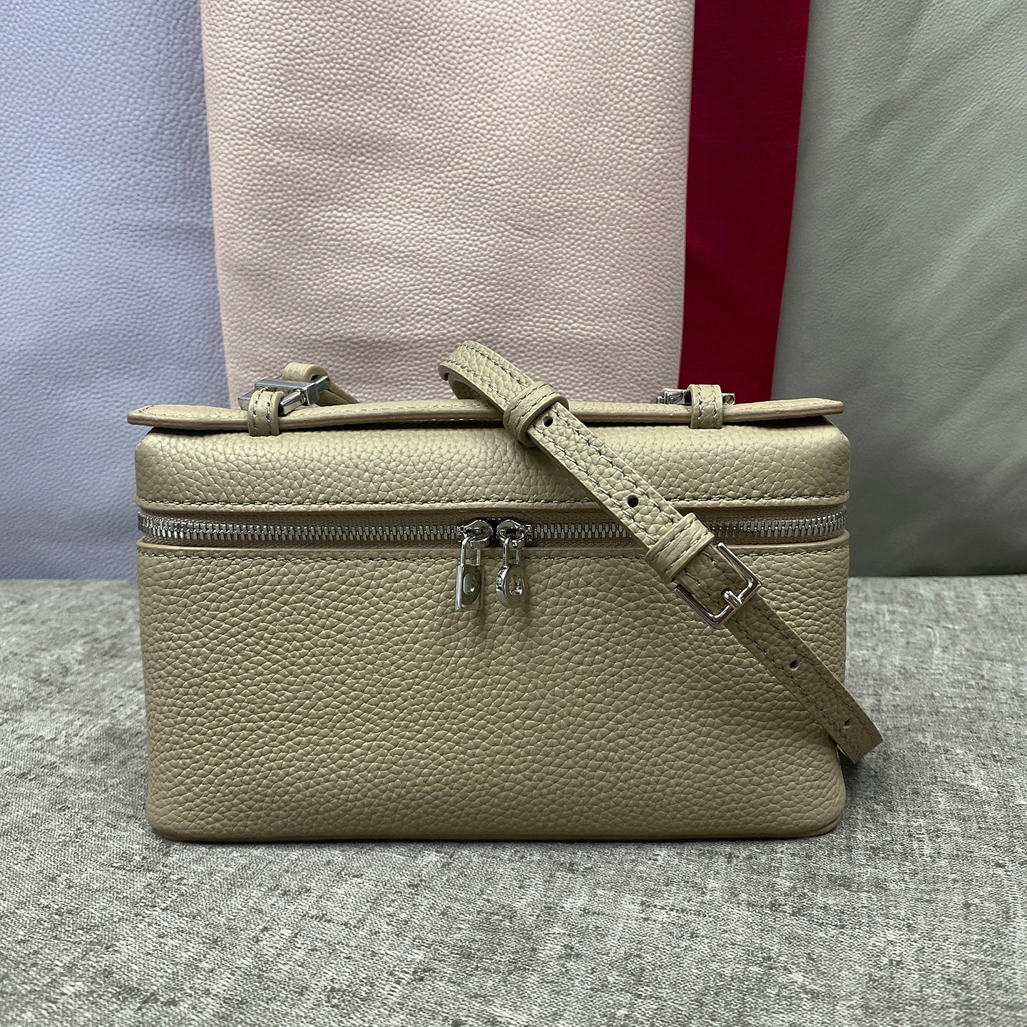ew genuine leather LP19 mobile phone handbag for women. Exclusive to women, with a luxurious design and compact and exquisite ap